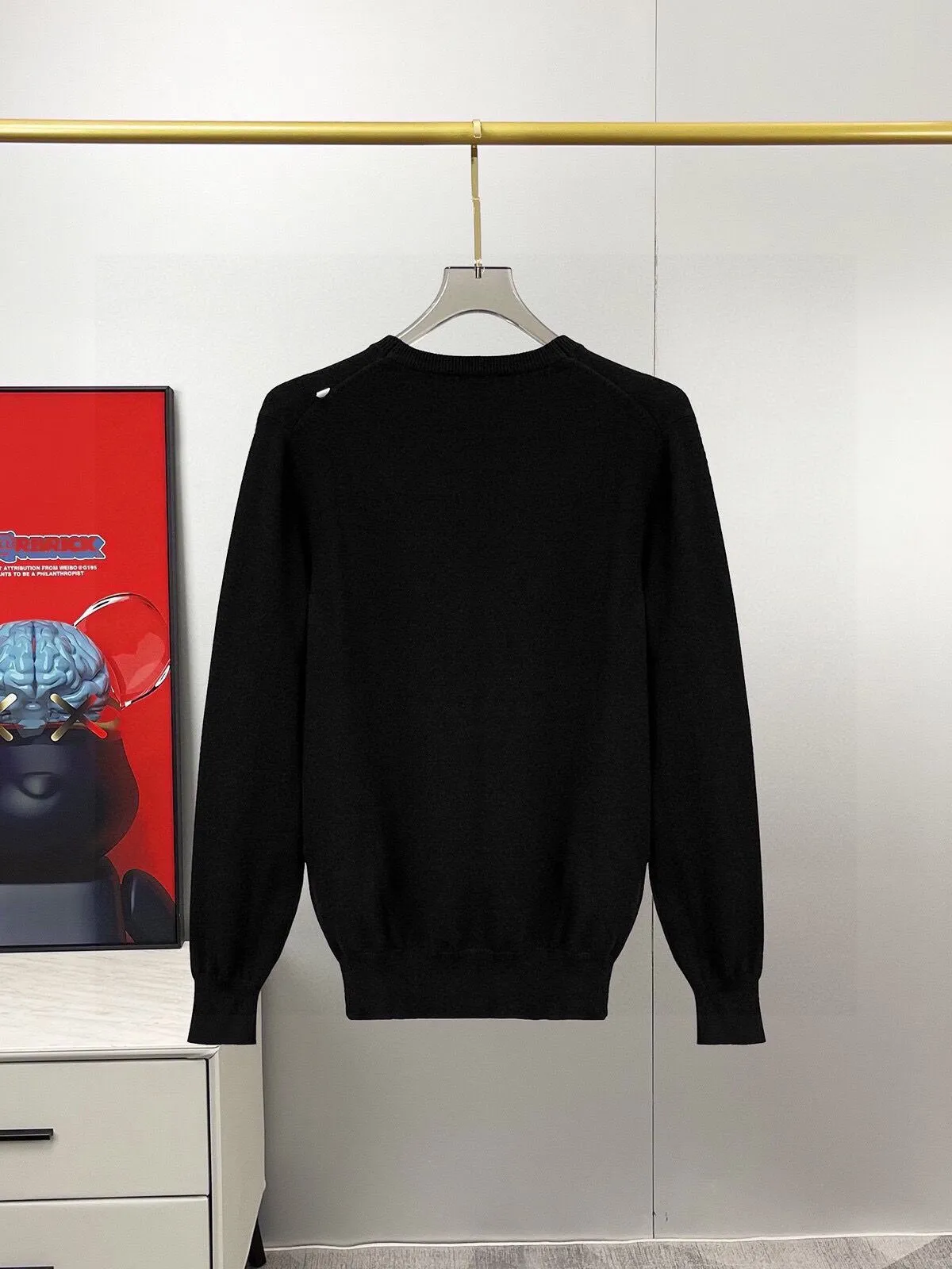 🅿️240 【Lv Louis Vuitton】Autumn and winter classic round neck pullover sweater, in full condition! ! ! Wool blended fabric, the latest model in 2025, golden ratio! ! Slim-fitting soft gold, versatile and practical item, the combination and practicality are extremely powerful, simple and elegant, and classy! To create your own style, it is highly recommended to buy it in two colors. The standard slim fit tailoring process is suitable for both young and old men. It is knitted from wool and will not cause any discomfort! While keeping warm, it is stylish, textured and wearable, and the classic logo with contrasting colors on the chest feels in place! ! Recommended for regular customers! ! Size M-3XL (maximum wear: 190 pounds)